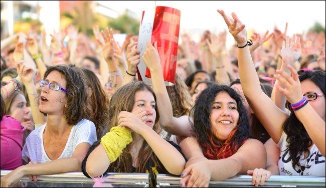 Fans en un festival de pop en Barcelona, España.