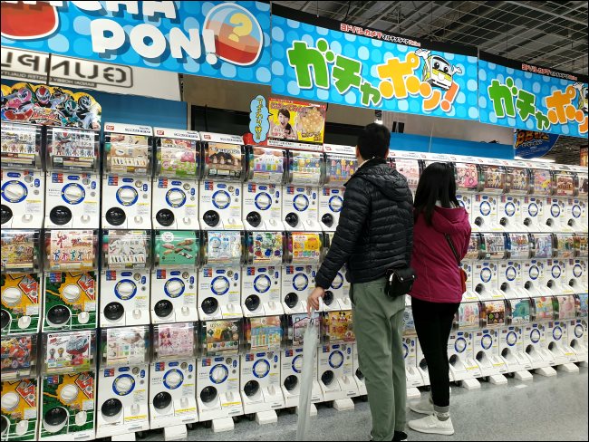 Máquinas Gachapon en una tienda de electrónica en Japón.