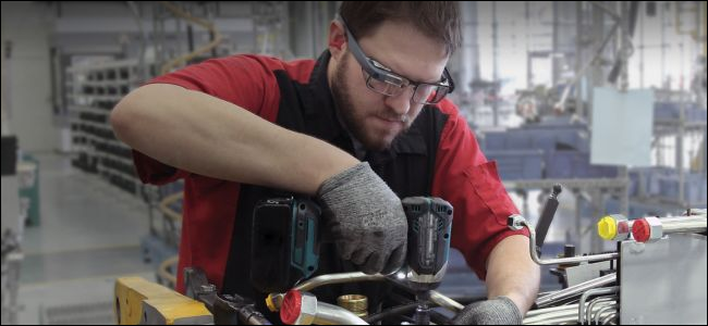 Hombre usando taladro y usando Google Glass