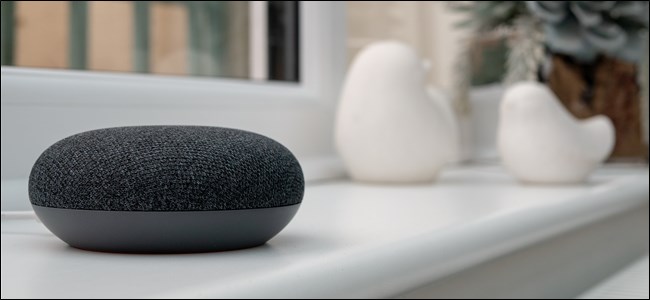 Google Home Mini sentado en el alféizar de una ventana