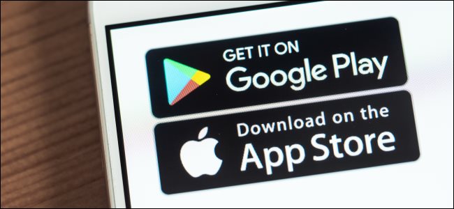 Logotipos de Google Play y Apple App Store en la pantalla de un teléfono inteligente.
