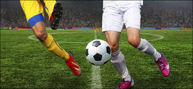 Hombre con una pinza en la nariz, tambaleándose por el desagradable olor de su computadora portátil.