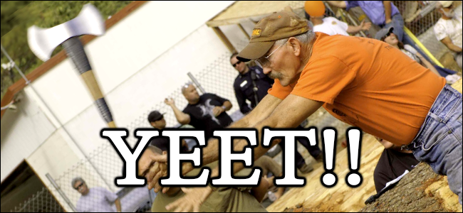 Un hombre grita "YEET !!" mientras lanza un hacha.