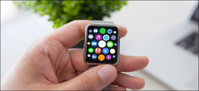 La mano de un hombre sosteniendo un Apple Watch