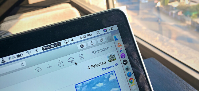 El botón Descargar en la sección "Fotos" de iCloud en una computadora portátil.