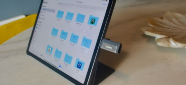 Un iPad Pro con una unidad flash USB-C adjunta.