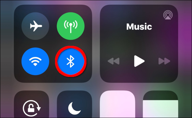 Toque el botón de Bluetooth en su iPhone para habilitarlo.