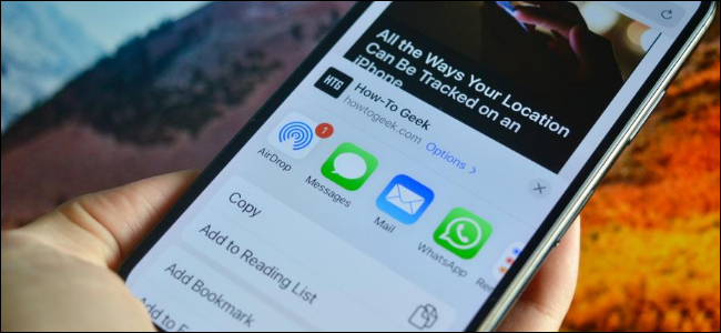 Usuario de iPhone que usa Compartir hoja sin contactos y barra de sugerencias de Siri
