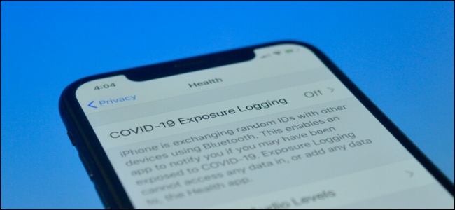 Usuario de iPhone que consulta la página de notificaciones de COVID-19 Expsoure para ver cómo funciona