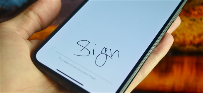 Usuario de iPhone firmando un documento con el dedo