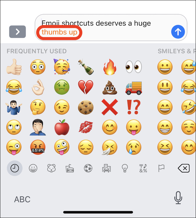 el texto "pulgar hacia arriba" se resalta en naranja y el emoji pulgar hacia arriba aparece como una opción de reemplazo