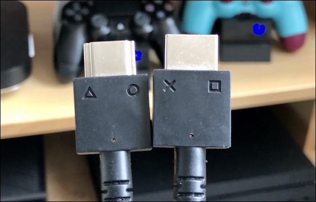 Los dos cables de los auriculares PSVR.