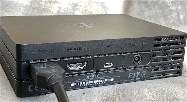 Cable HDMI insertado en el puerto HDMI TV en la unidad procesadora.