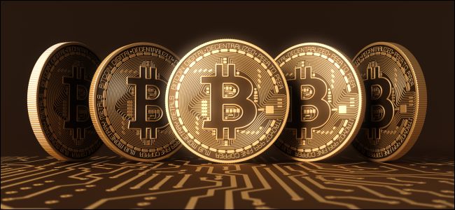 Una representación 3D de monedas con el logotipo de Bitcoin.