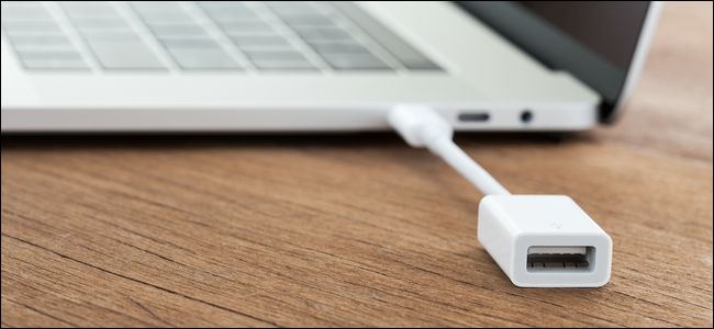 Dongle conectado a MacBook