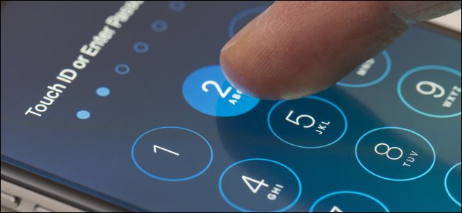 El dedo de la persona que ingresa un código de acceso en la pantalla de bloqueo de un iPhone
