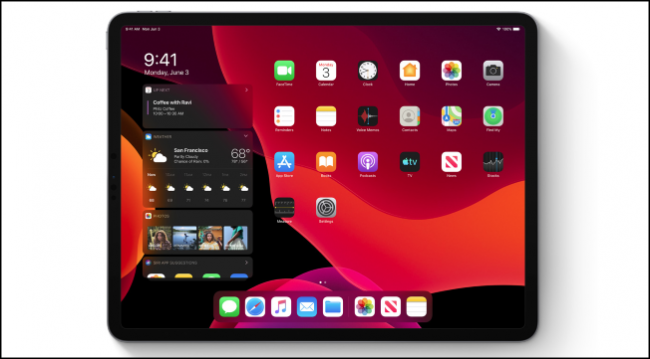 Pantalla de inicio de iPadOS en modo oscuro que muestra widgets