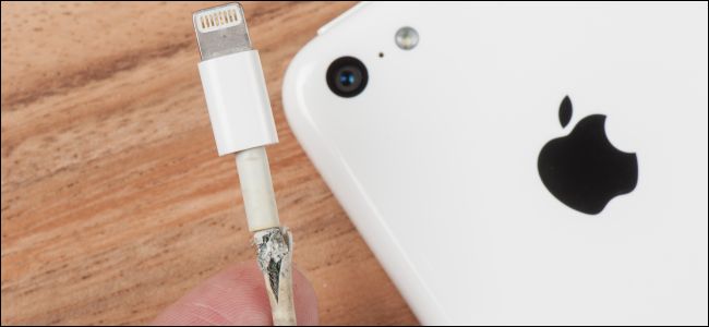 Cable de carga Lightning roto con un iPhone