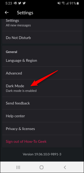 Opción Slack Dark Mode habilitada en Configuración en un teléfono Android