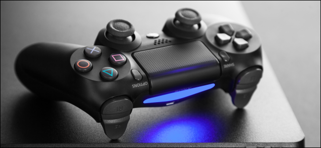 Controlador DualShock 4 en una consola PlayStation 4