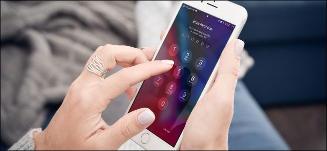 Mano de mujer ingresando PIN en un iPhone 8 Plus