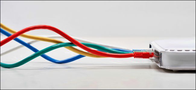 Cables Ethernet conectados a un enrutador