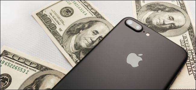 iPhone 8s Plus encima de tres billetes de 100 dólares.
