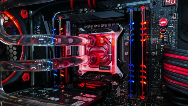 Un sistema de refrigeración por agua dentro de una PC de escritorio.