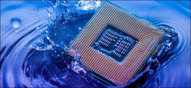 Una CPU cayendo al agua azul.