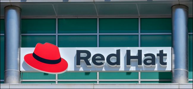 Logotipo de Red Hat en la oficina de la empresa en Silicon Valley.