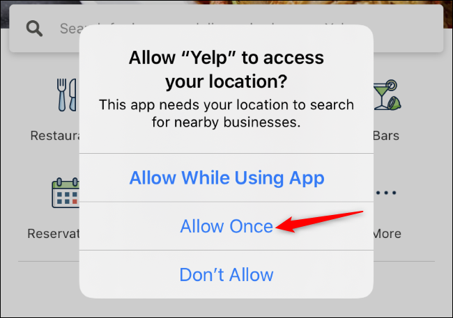 La opción Permitir una vez para el acceso a la ubicación de Yelp en un iPhone.
