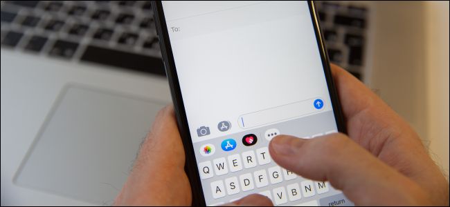 Escribir en la aplicación de mensajes en el teclado de un iPhone.