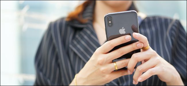 Manos de una mujer sosteniendo un iPhone X.