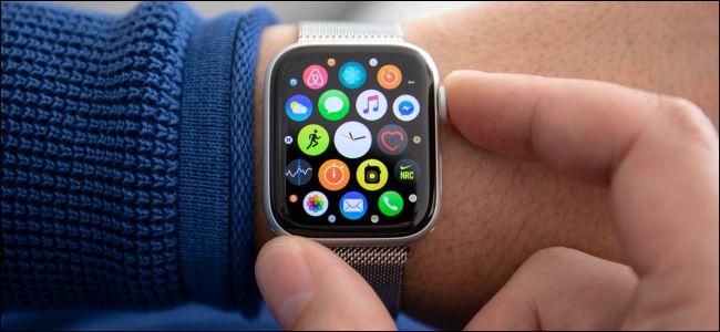 Un reloj Apple Watch Series 4 en la muñeca de un hombre.