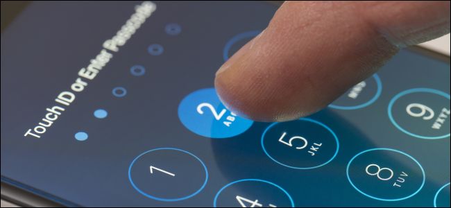 Un dedo que ingresa un código de acceso en la pantalla de inicio de un iPhone.