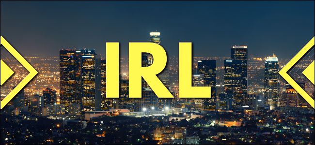 El inicialismo "IRL" superpuesto sobre un paisaje urbano de Los Ángeles.