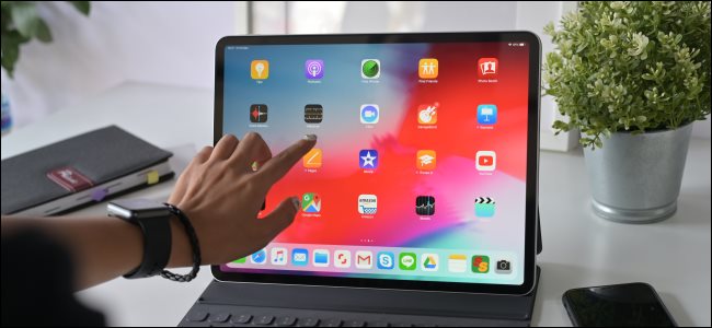 Una persona que usa un iPad Pro con un teclado.