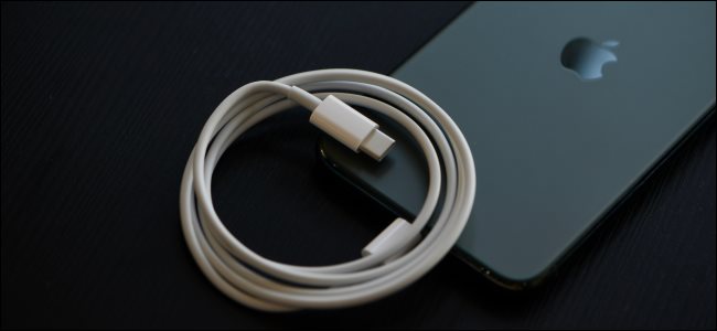 Un iPhone 11 Pro Max con su cable de carga incluido.