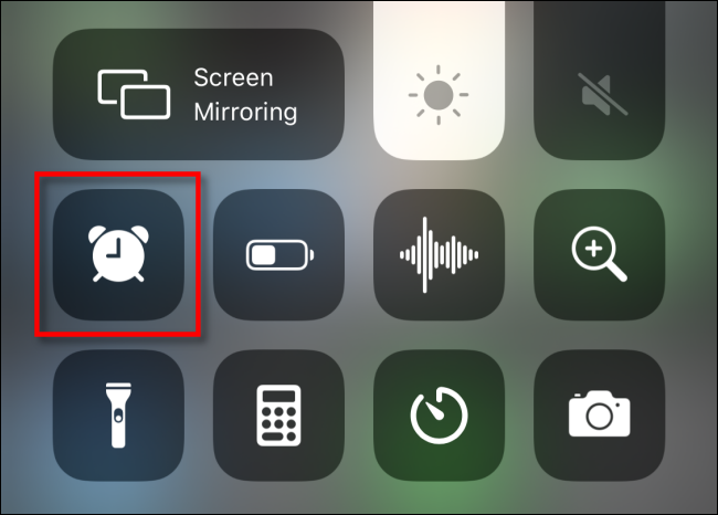 El icono de acceso directo de alarma en el Centro de control de iPhone