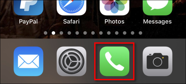 Toque el icono de teléfono verde para abrir la aplicación Teléfono en iPhone.
