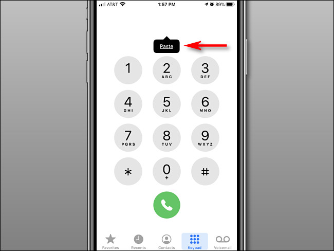 Toca el botón "Pegar" en la aplicación del teléfono iPhone.