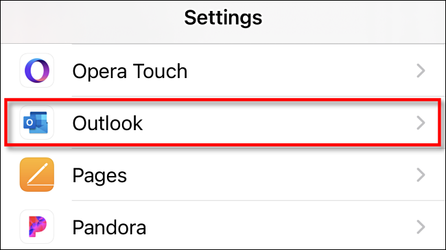 En la configuración de iPhone, toque Outlook.