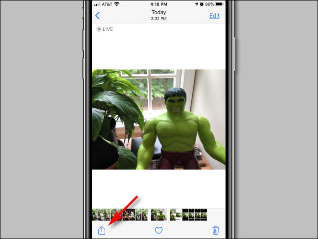 Toque el botón Compartir en Fotos en iPhone.