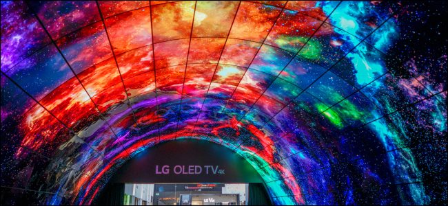 Una pantalla superior de televisores OLED LG curvos.