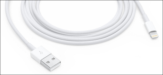 Un cable de Apple Lightning a USB