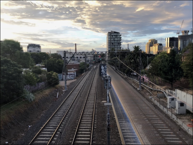 Exposición prolongada de un tren que pasa filmado con un iPhone X.