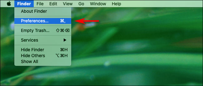 Haz clic en "Finder" y luego en "Preferencias" en la barra de menú de macOS.