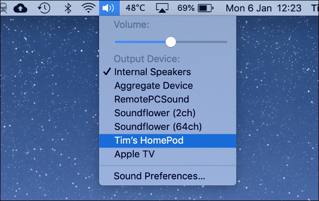 La lista de dispositivos disponibles (incluido un HomePod) debajo del ícono de Sonido en una Mac.