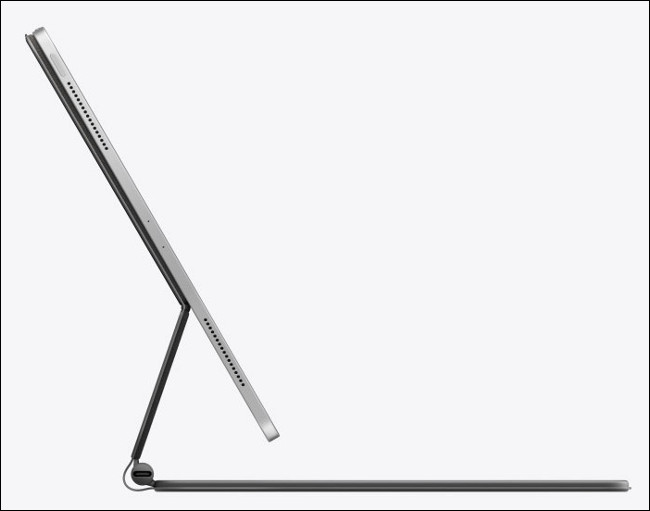 Una vista lateral del iPad Pro 2020 con Magic Keyboard.