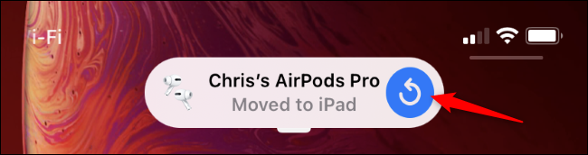 Una notificación de iPhone que dice que los AirPods se movieron a un iPad.